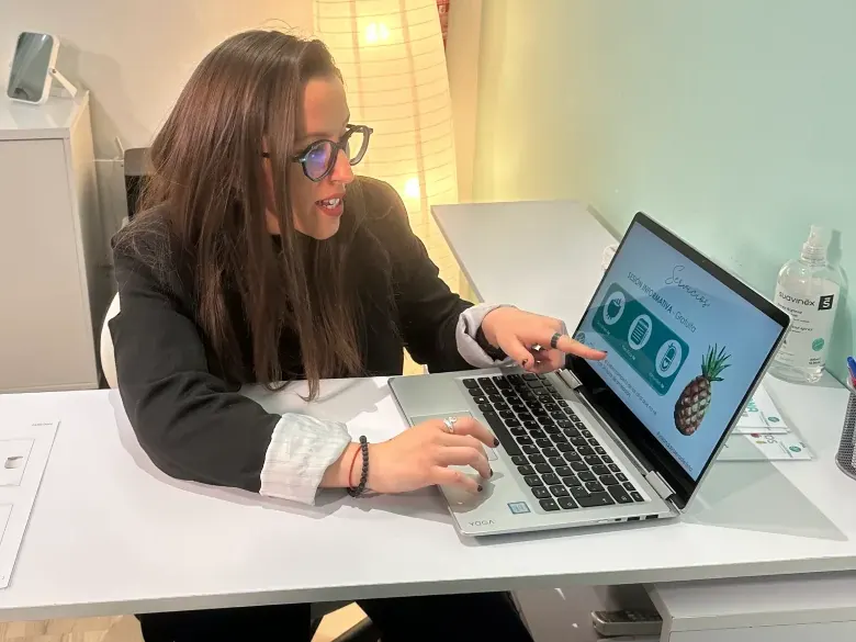 Yolanda Valera, con el portátil, en la consulta de dietética de Punto Cero