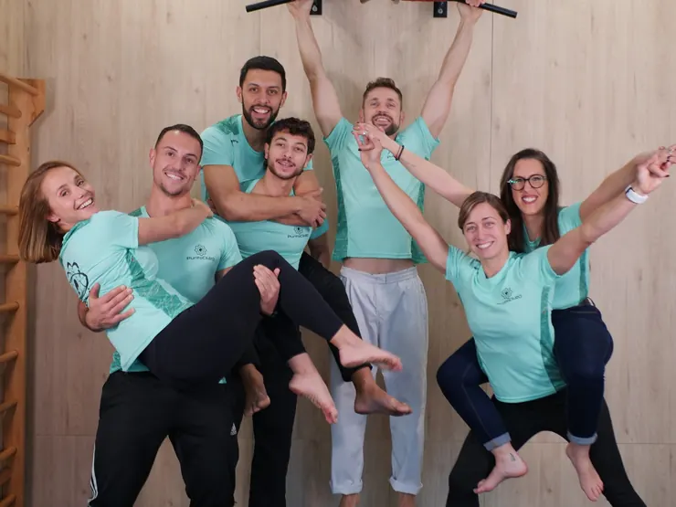 El equipo de Punto Cero, con las camisetas de la casa, posa divertido en la sala de entrenamiento