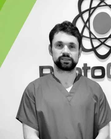 Retrato en blanco y negro de Ilya Mamontov, fisioterapeuta colegiado n.º 7614