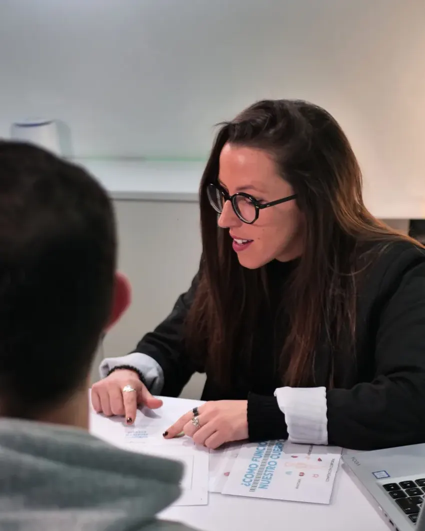 Yolanda Valera explica una hoja de pautas a un cliente en la consulta de dietética